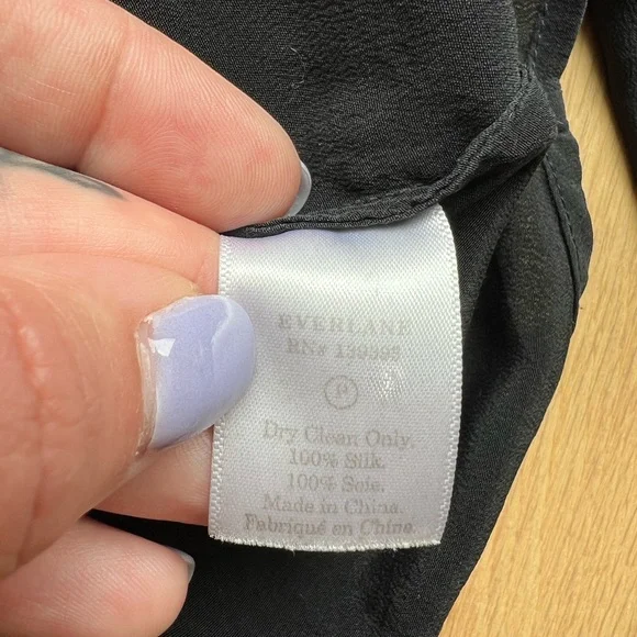 Everlane Black Button-Up 100% Silk Shirt - Size 2 - Picture 3 of 8